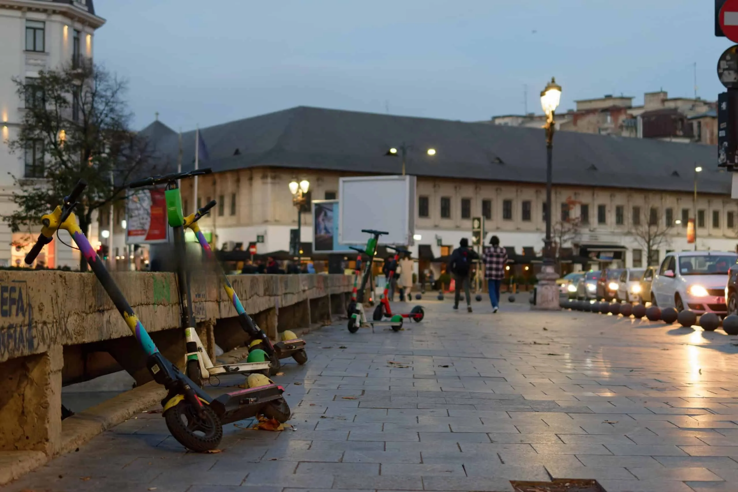 E-Scooter auf Gehweg in der Abenddämmerung