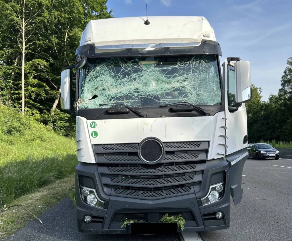 LKW mit zersprungener Windschutzscheibe auf Landstraße