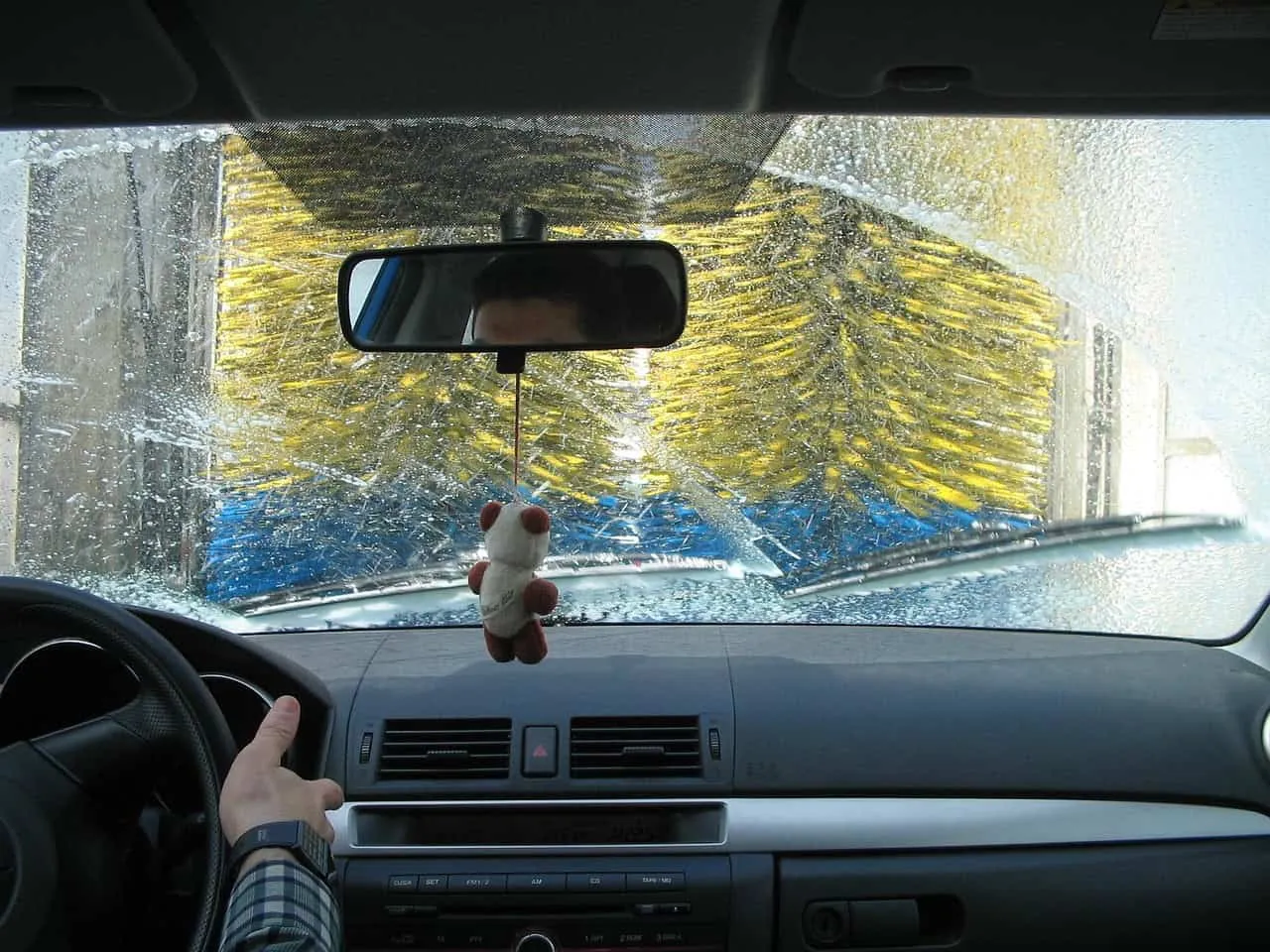 Innenansicht Auto in Autowaschanlage