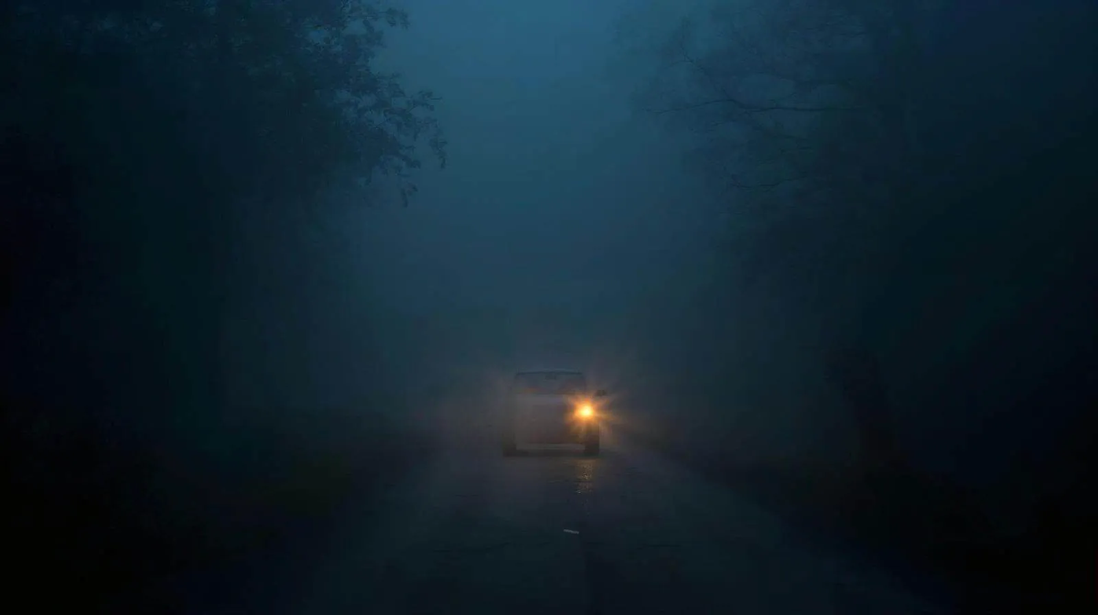 Auto mit defektem Scheinwerfer im Nebel