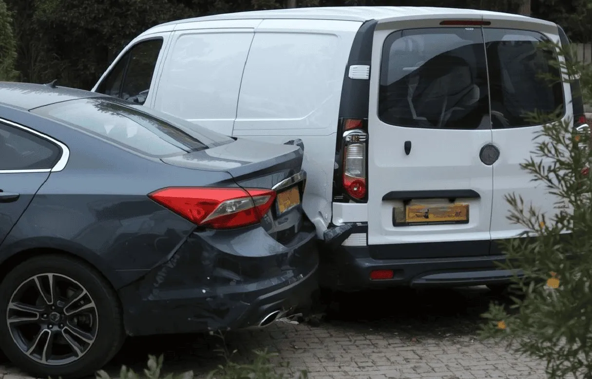 Schaden nach Verkehrsunfall: PKW und Transporter kollidieren, Unfallregulierung, Rechtshilfe, Kfz-Sachverständiger, Verkehrsrecht.