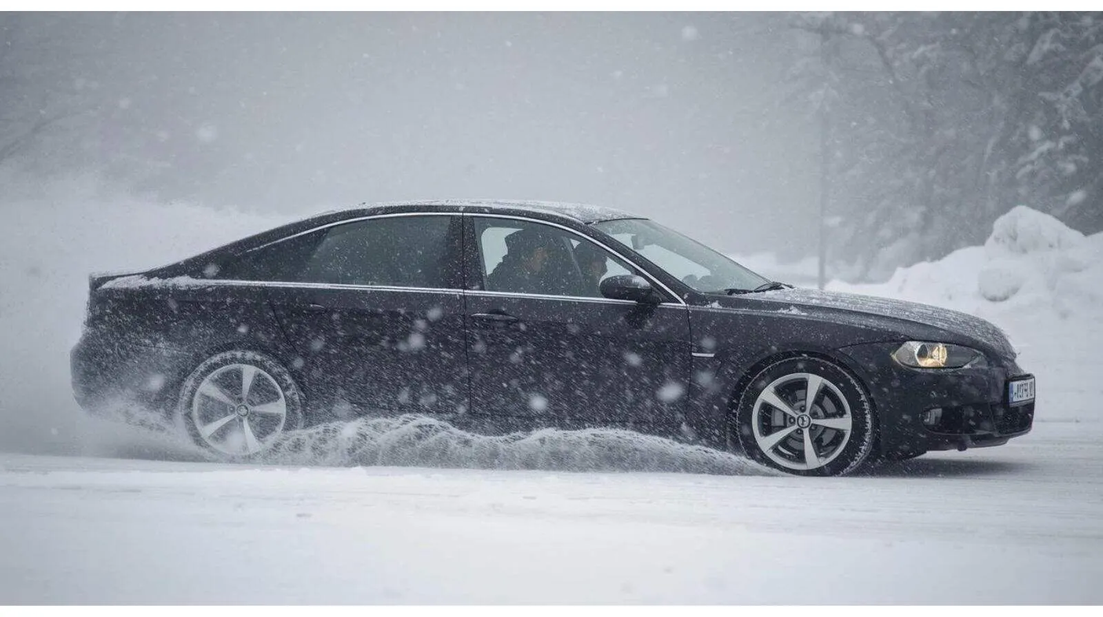Auto fährt durch Schnee und Schneesturm