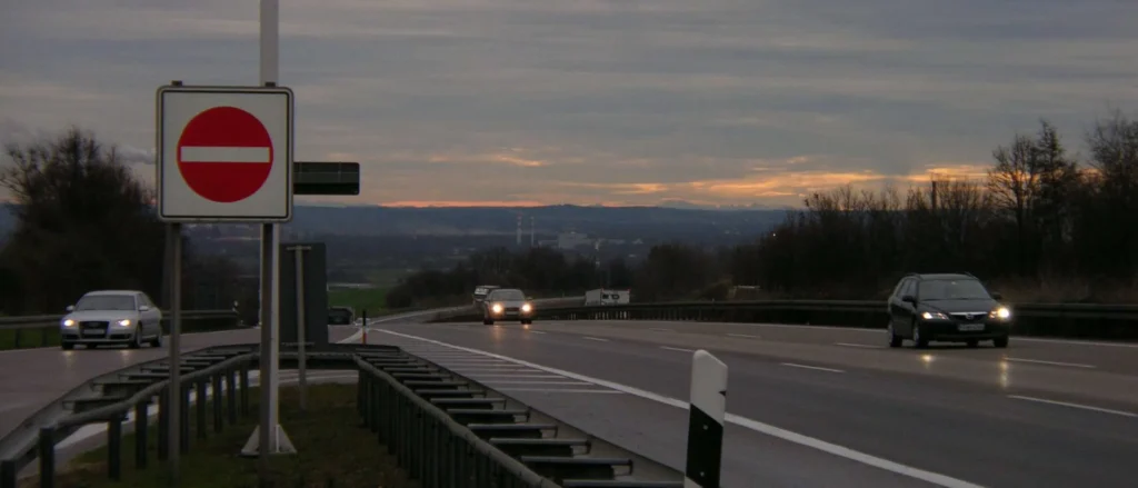 Autobahn bei Sonnenuntergang mit Verbotsschild 287, Verbot der Einfahrt / Einfahrt verboten