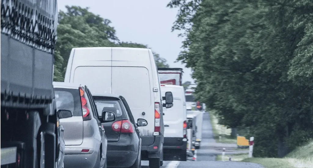 Fahrzeugkolonne vor einer Grundstückseinfahrt auf der rechten Seite