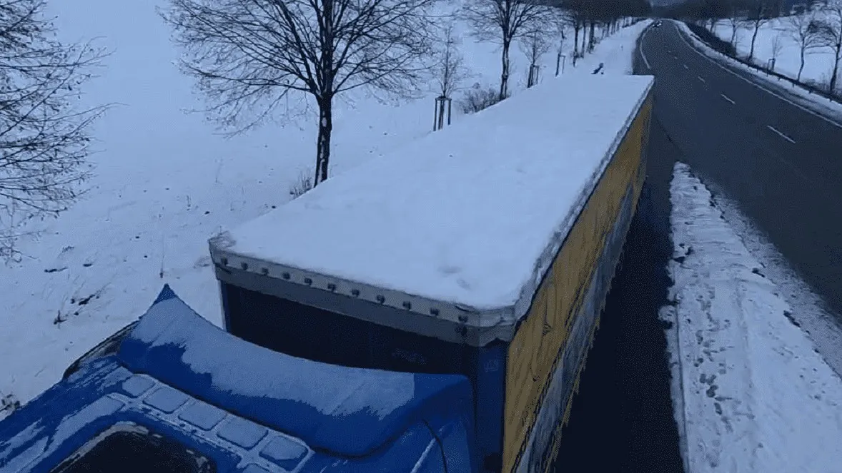 Schnee- imd Eisplatten auf dem LKW-Auflieger
