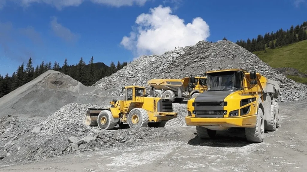 Baumaschinen bei Steinbruch im Gebirge