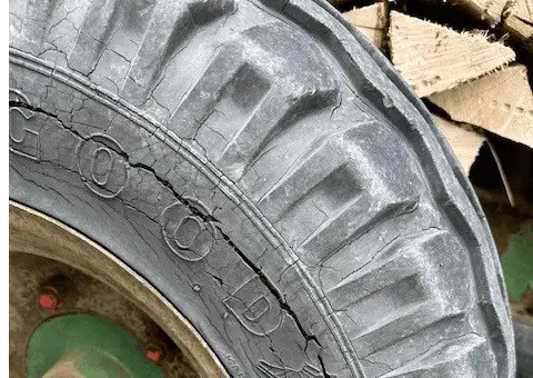 Nahaufnahme eines alten, rissigen Autoreifens