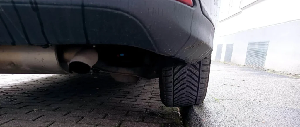 Innerer Reifenschaden infolge einseitiger Belastung. 