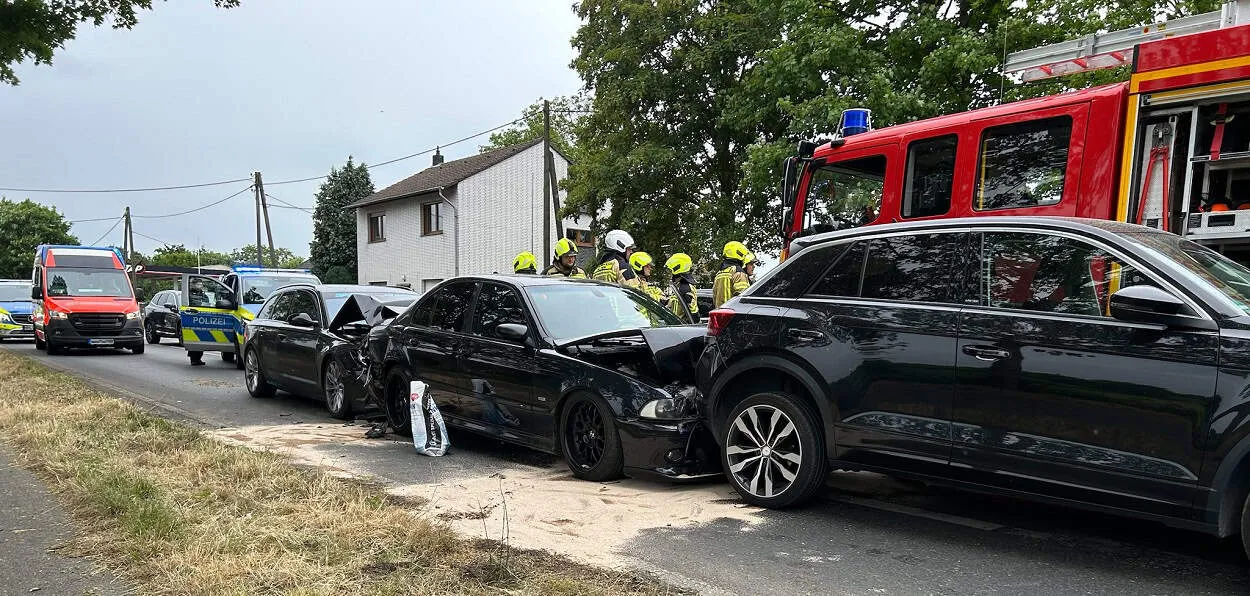 Kettenauffahrunfall mit Feuerwehr- und Polizeieinsatz