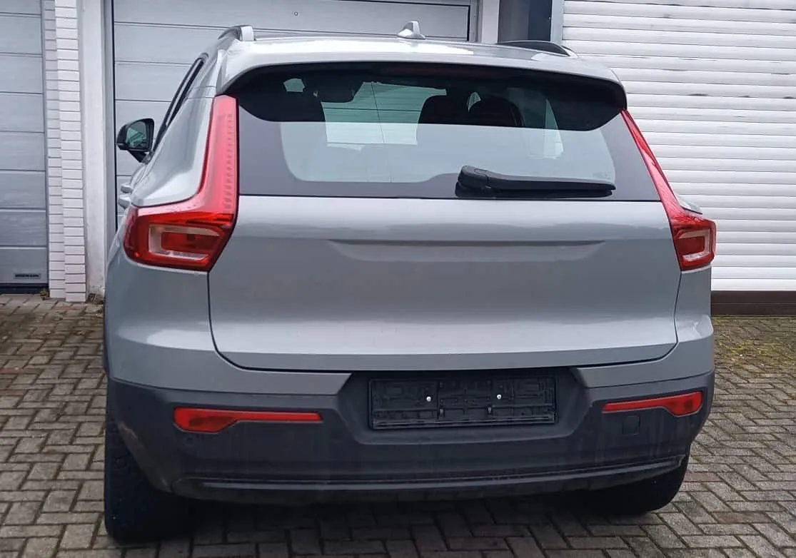 Rückseite eines geparkten Autos ohne Kennzeichen