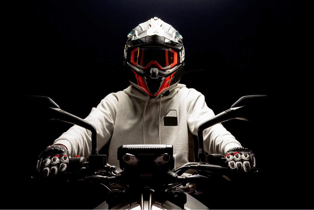 Motorradfahrer mit Helm im Dunkeln