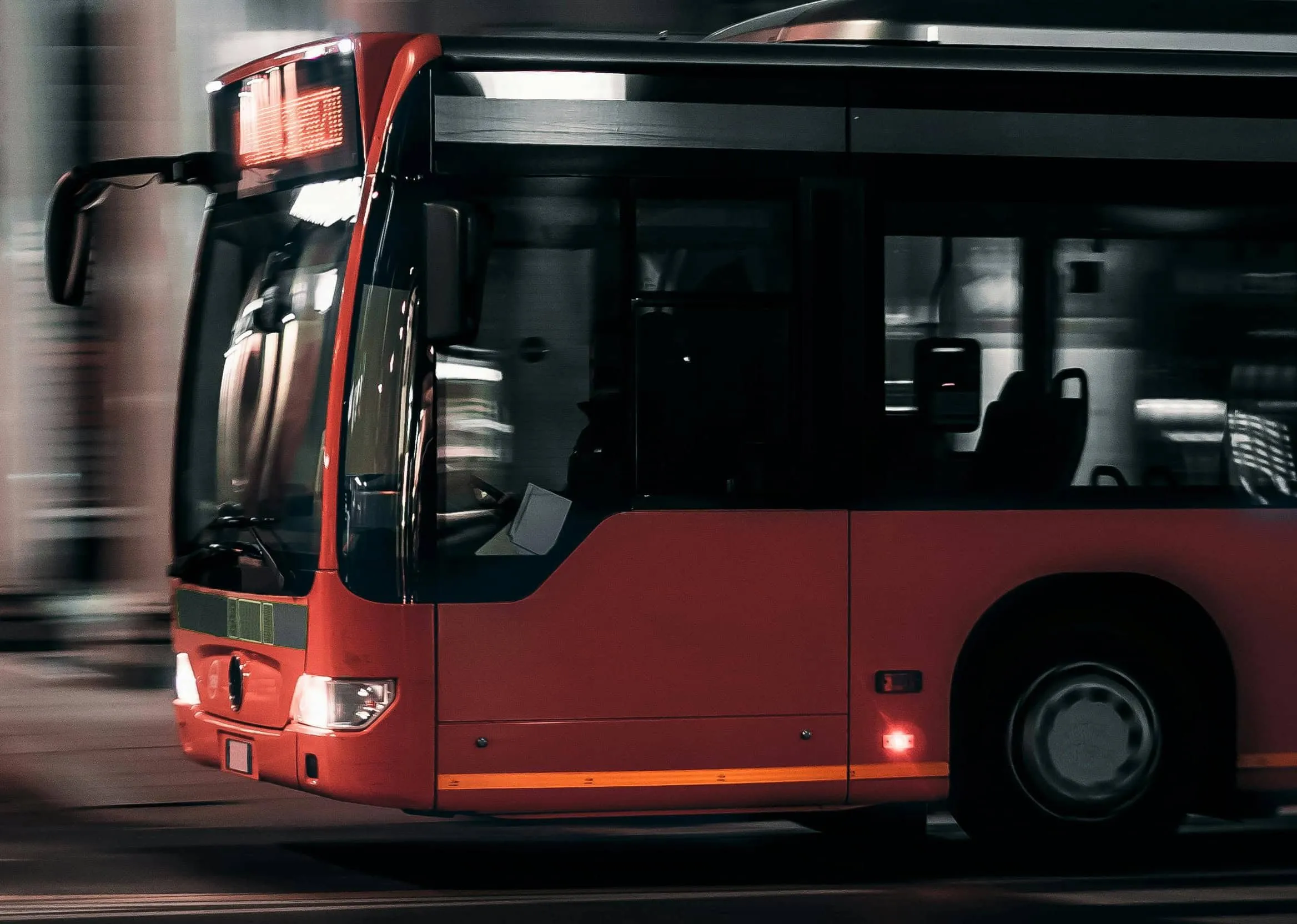 Roter Bus fährt bei Nacht