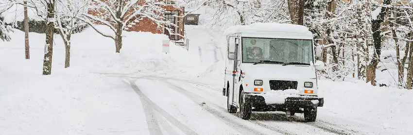 Auch das Autodach ist vor Fahrtantritt von Schnee und Eis zu befreien!