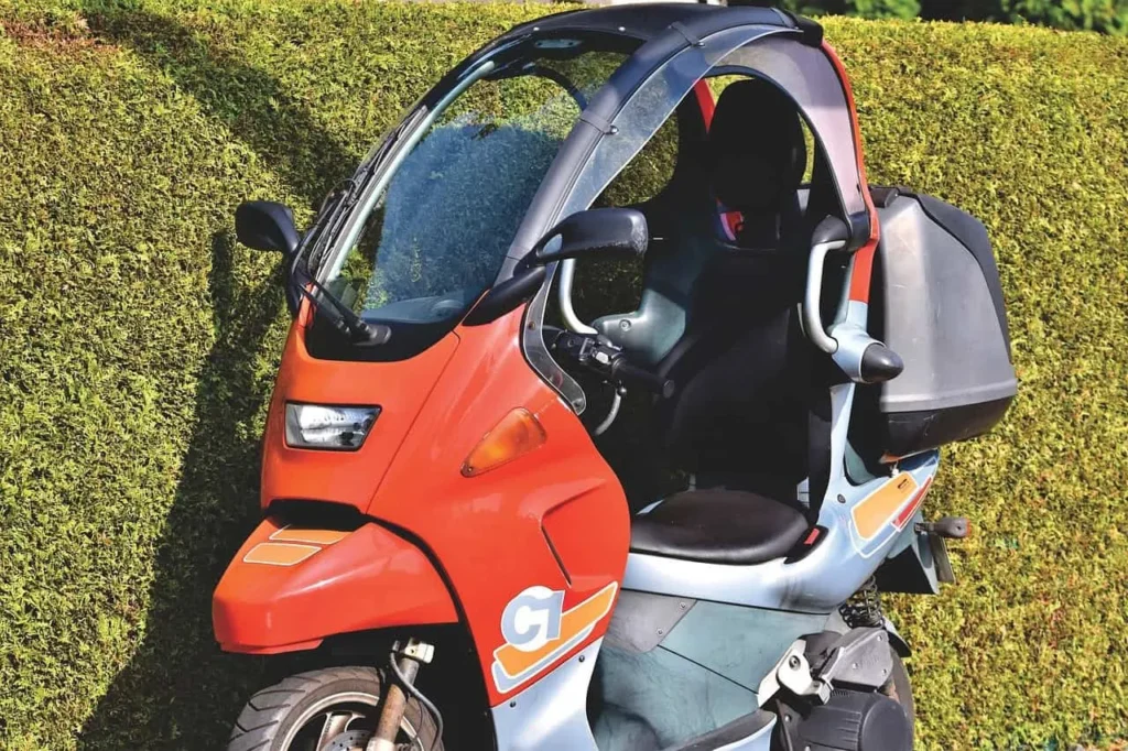 Motorroller mit Überrollbügel