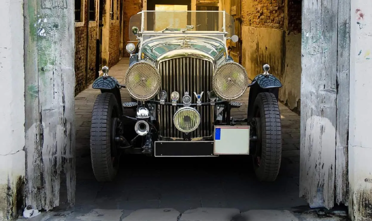 Auto an Grundstücksausfahrt