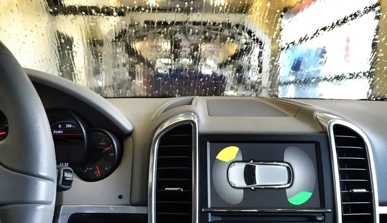 Auto mit Monitor in einer Waschanlage